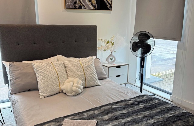Stylish 2-Bed Apartment by Manchester City Centre