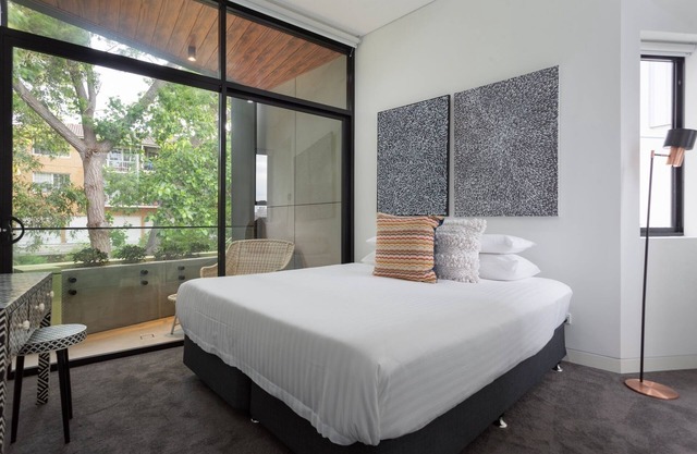 Stylish 2-Bed Apartment with BBQ Patio Near Beach