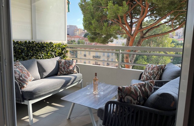 Stylish 2 bed apartment + lovely balcony, recently renovated