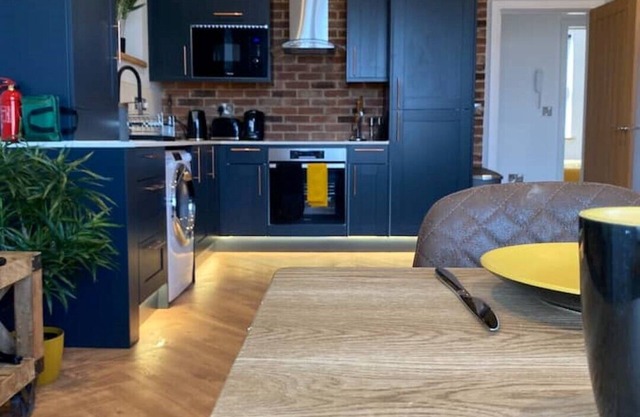 Stylish 2 Bed Apt, 2 Minute Walk From The Beach.