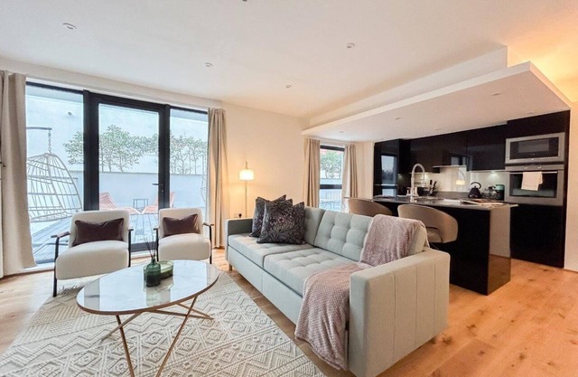 Stylish 2 bed flat with large terrace and parking