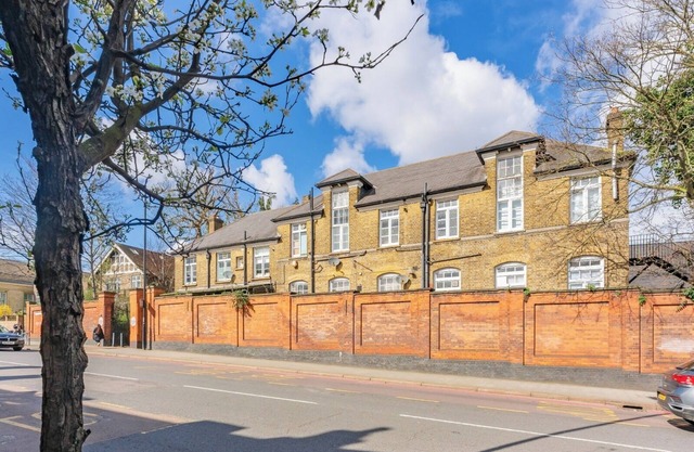 Stylish 2-Bed Flat in SW18 | Cozy Fireplace | Near Transport & Cafés
