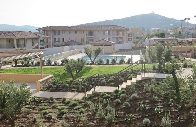 Stylish 2-Bedroom Apartment with Covered Terrace and Pool Access in La Croix Valmer