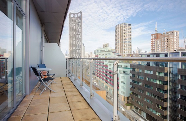Stylish 2BD Flat with Balcony and City Views