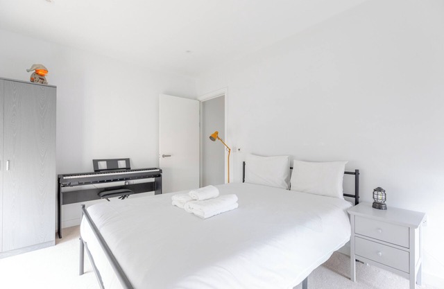 Stylish 2BD Oasis with Balcony, South East London