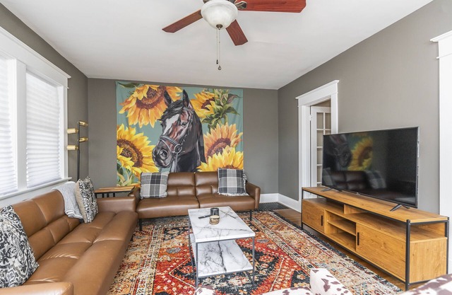 Stylish 2Bed/2Ba home in Chevy Chase, close to Downtown and UK!
