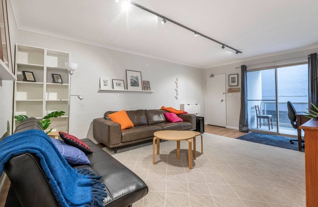 Stylish 2BR Apartment in Kingston Close to Lake