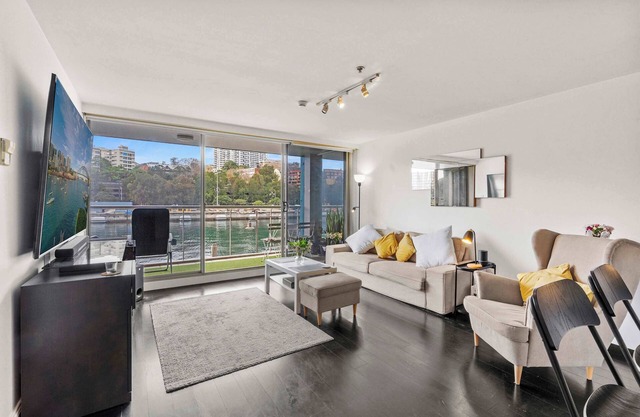 Stylish 2BR Finger Wharf Getaway