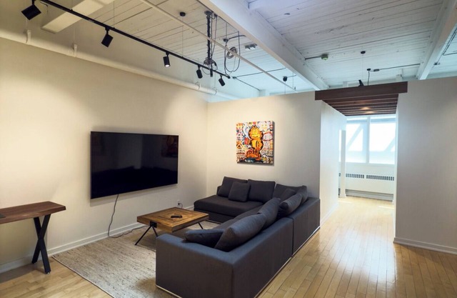 Stylish 2BR Industrial Loft in Trendy Leslieville – Walk to Shops & Dining