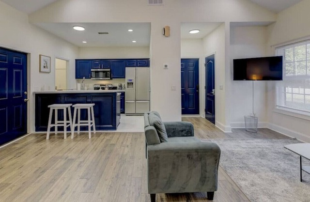 Stylish 2BR on Sylvan