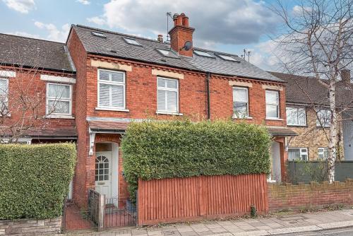 Stylish 3-Bed House in Brentford near Richmond