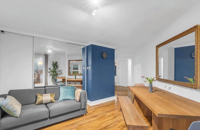 Stylish 3-Bed Smart TV & Lake Views | 5min to Tube