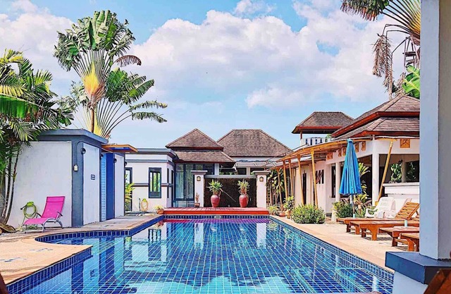 Stylish 3br Pool Villa walk to beautiful Naiyang beach