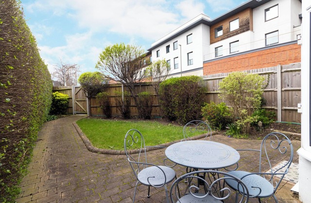 Stylish 4-Bed Home in Egham Surrey near Heathrow
