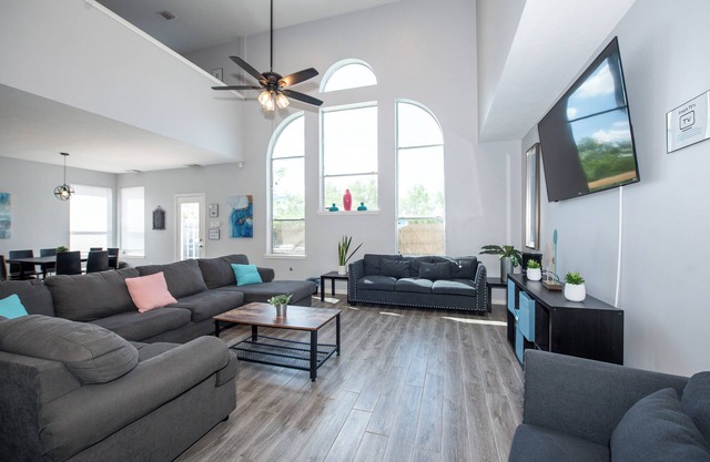 Stylish 7-BR w Pool & Spa 20 Mins Downtown