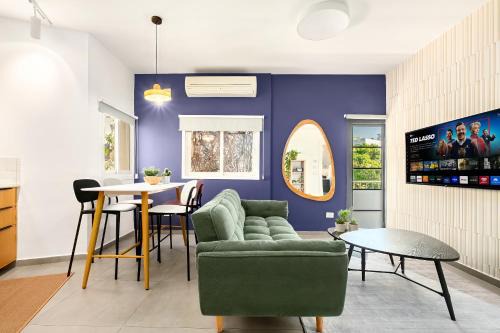 Stylish and Sunny 2BR Apt TLV Central