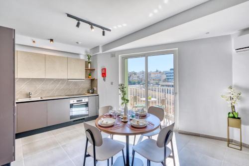 Stylish Apartment Heart of St Julians Sleeps 5