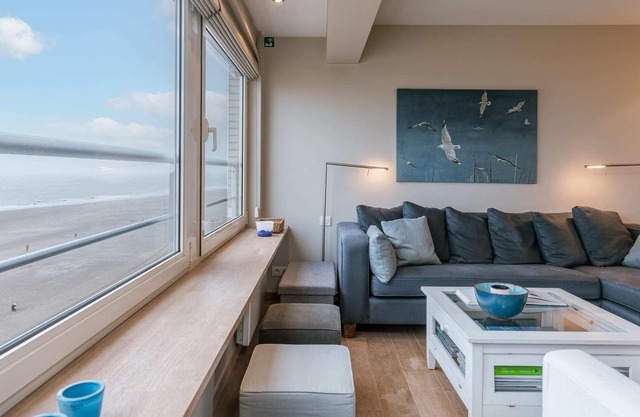 Stylish apartment with frontal seaview and parking