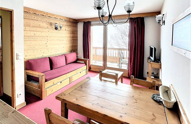 Stylish Apartment · South-Facing Balcony · Pool & Parking