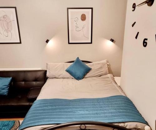 Stylish Apartment, self check-in, Ideal 4 Contractors, 25mins to Gatwick Airport