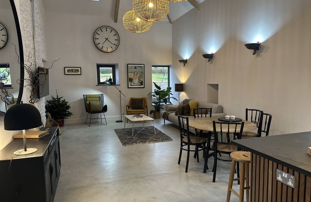 Stylish barn conversion, sleeps 5, with hot tub