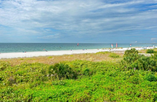 Stylish beachfront condo with spa/pool and ocean views