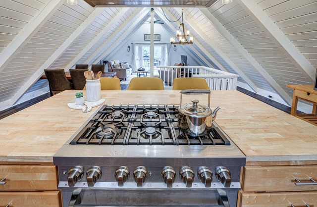 Stylish Bellingham Home w/Lake + Mountain Views!