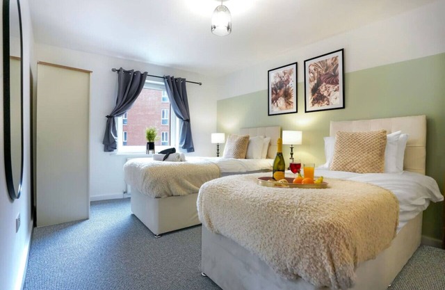 Stylish City Centre Apartment Free Parking Self-Check-In Fast Wifi SmartTVs