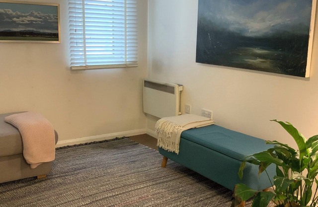 Stylish compact one bedroom penthouse in “Sherlock Holme’s Neighbourhood”.
