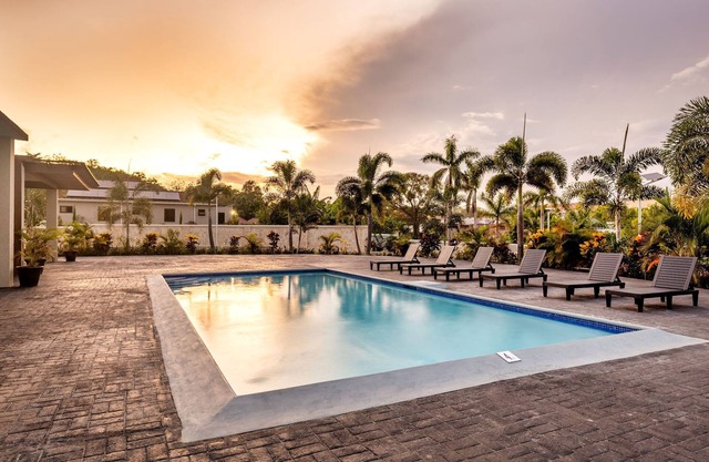 Stylish & Cozy ~ 5 min to Center ~ Backyard ~ Pool