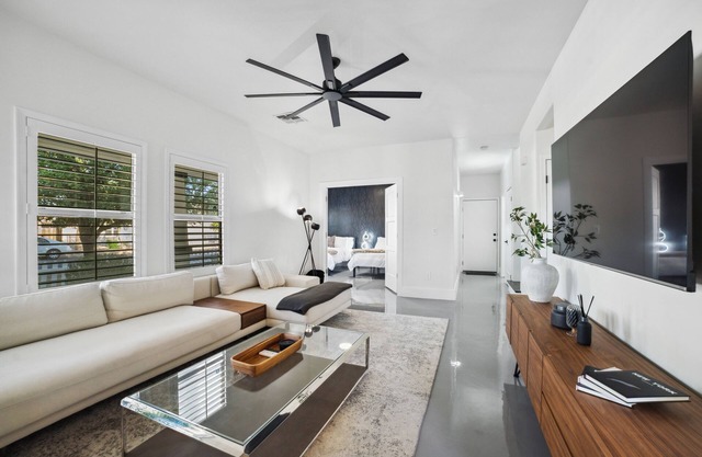 Stylish & Cozy Downtown Home ~ Yard ~ Parking + EV~ Near DTPHX attractions