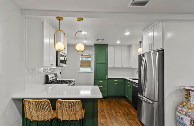 Stylish getaway in the Historical District. Walk to Dinner & Shopping. Fast WiFi