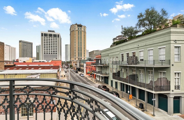 🖤⚜️STYLISH + HISTORIC Downtown Corner Condo Enjoy City views from your wrap around Balcony!