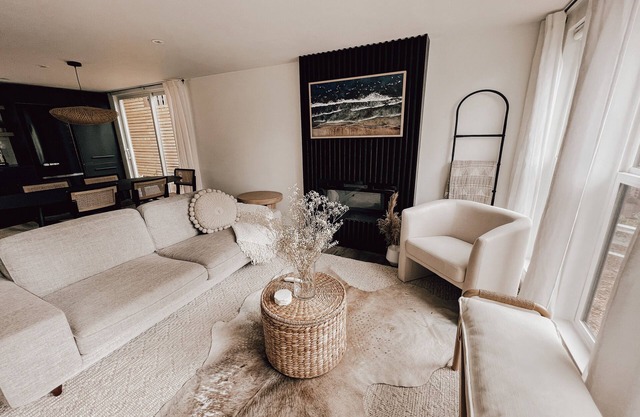 Stylish lakeside neighborhood cottage w/hot tub.