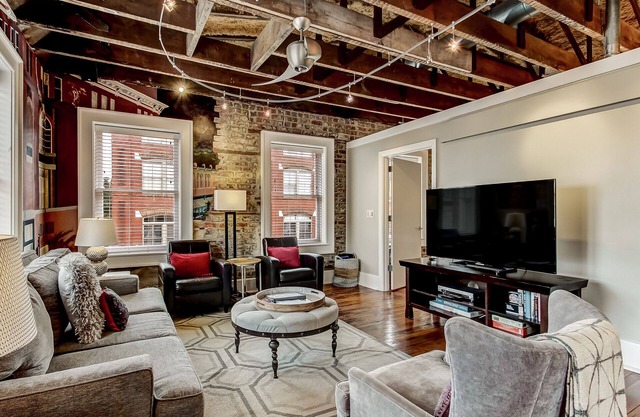 Stylish Loft Next to City Market Downtown!