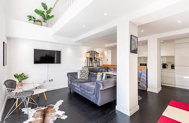 Stylish London Flat with River Views & Top Location