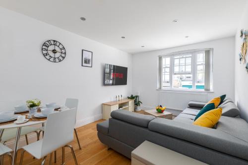 Stylish London Shoreditch Apartment with Balcony Sleeps 4 Family friendly