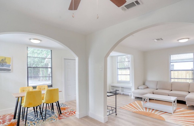 Stylish, Modern with a splash of Glam! 4/3 In the Historic Coconut Grove ❣