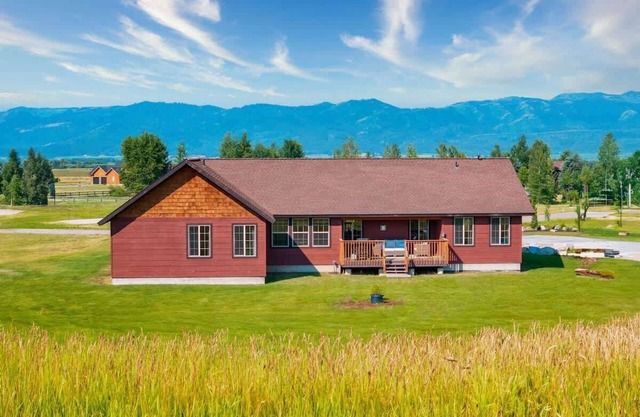 Stylish Mtn Home, Fireplace, Views!