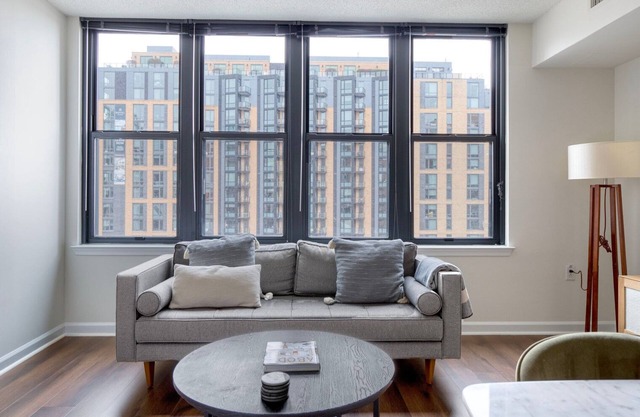 Stylish Navy Yard Studio w/Gym & Roof Pool, nr Baseball, by Blueground