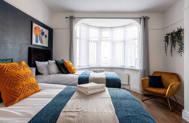 Stylish Newcastle Gem - Sleeps 9 - Parking