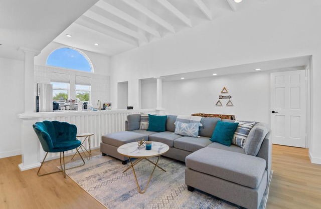 Stylish Phoenix Townhome - Foosball Table, Laundry, Parking!