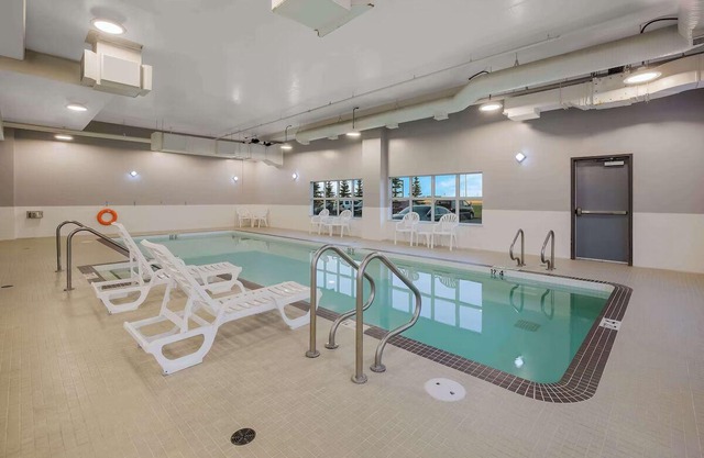 Stylish Room with Swimming Pool, Close to Calgary's Premier Attractions