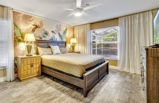 Stylish South Facing Pool! Just 8 mi to Disney! Book 7+ Nights & Save!