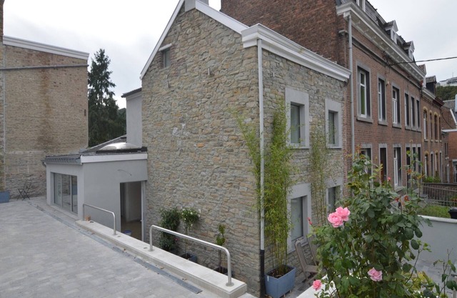 Stylish Stay Near Forest