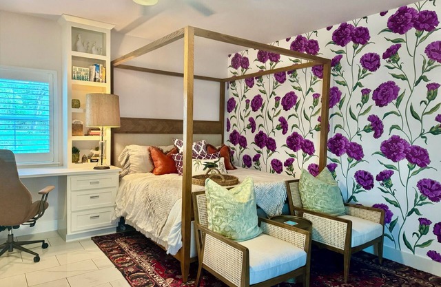 Stylish studio with electric car port and kitchenette 2 miles from the square!