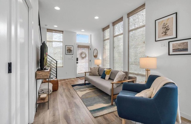 Stylish Townhome in Westlake