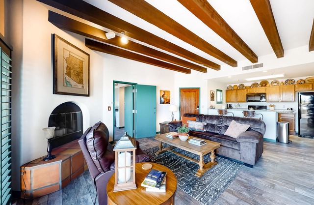 Stylish Townhouse and Suite w/Golf On-Site, and City & Mountain Views