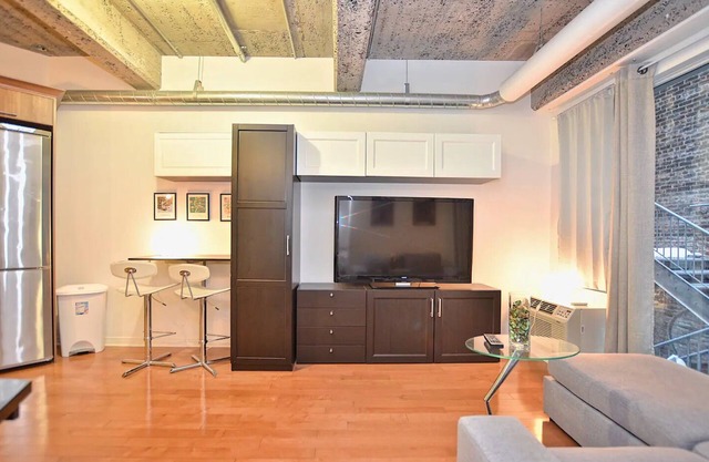 Stylish Urban Loft Downtown,1 minute walk to the Place des arts METRO Stationnn