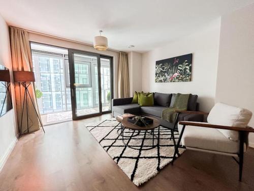 Stylish Urban Sanctuary with Parking